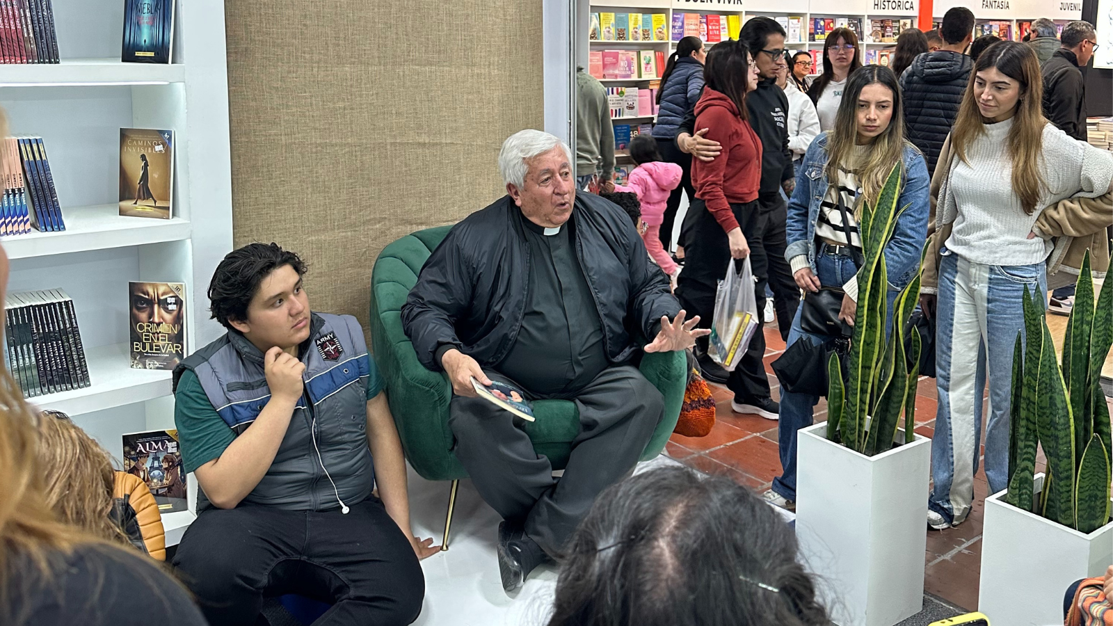 Autor escribe su libro paso a paso en Bogotá, con portátil, cuaderno y café.