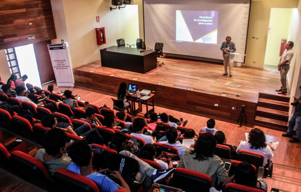 Auditorio universitario en Colombia con lectura literaria