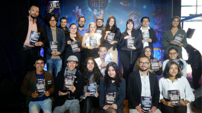 Grupo de autores de ITA Editorial en un lanzamiento de antología