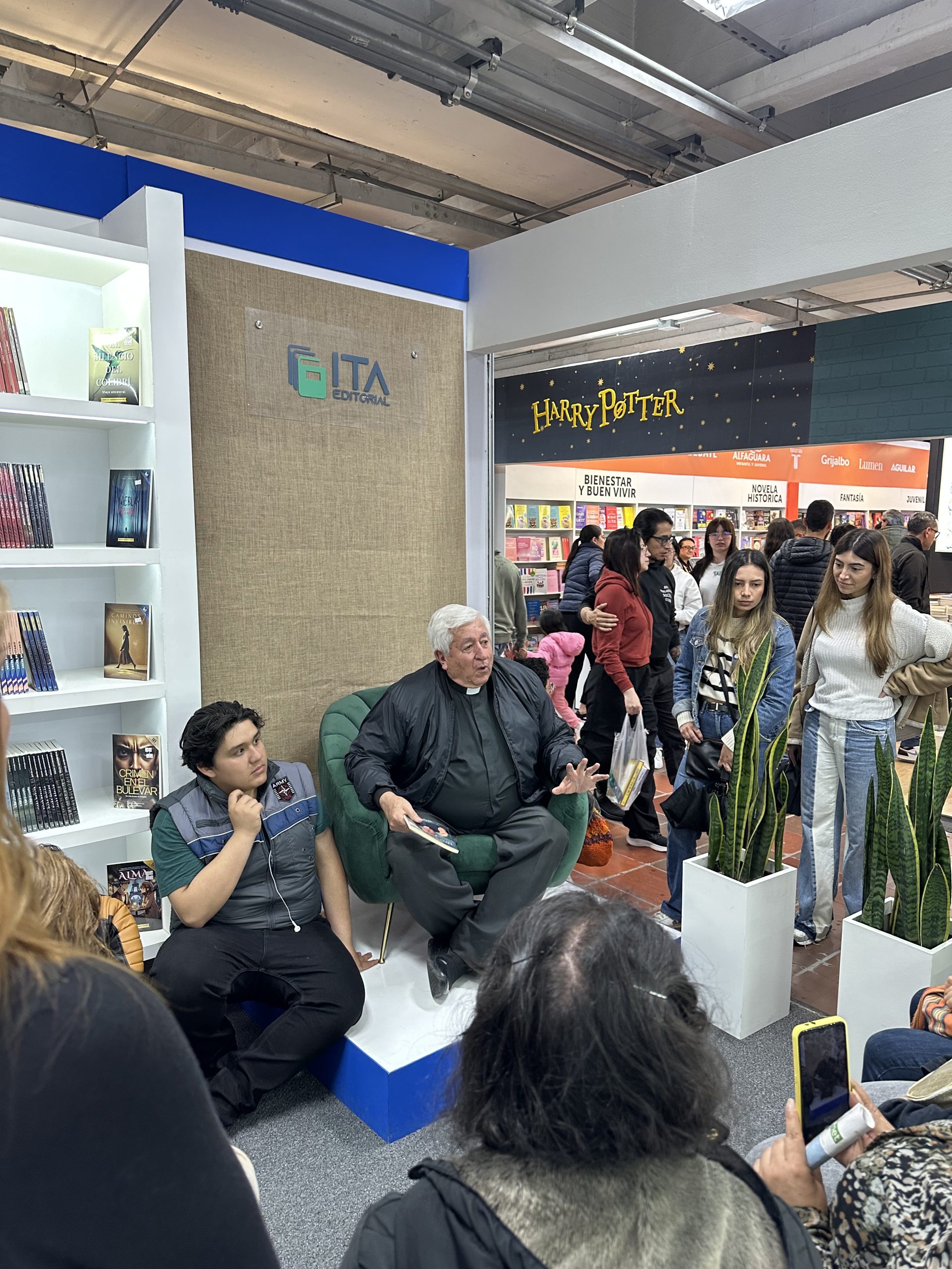 Autores de ITA Editorial con lectores en la FilBo