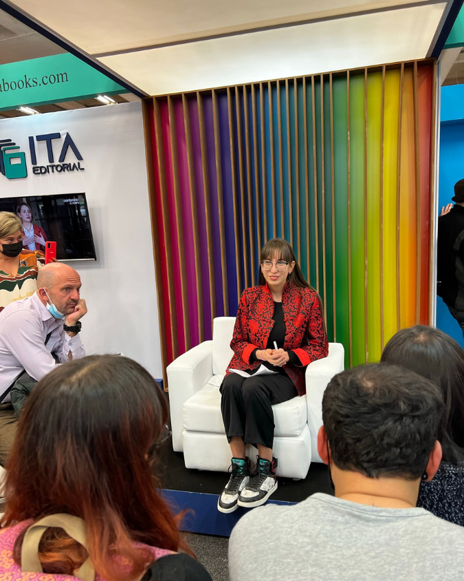 Autor colombiano presentando su libro en feria del libro